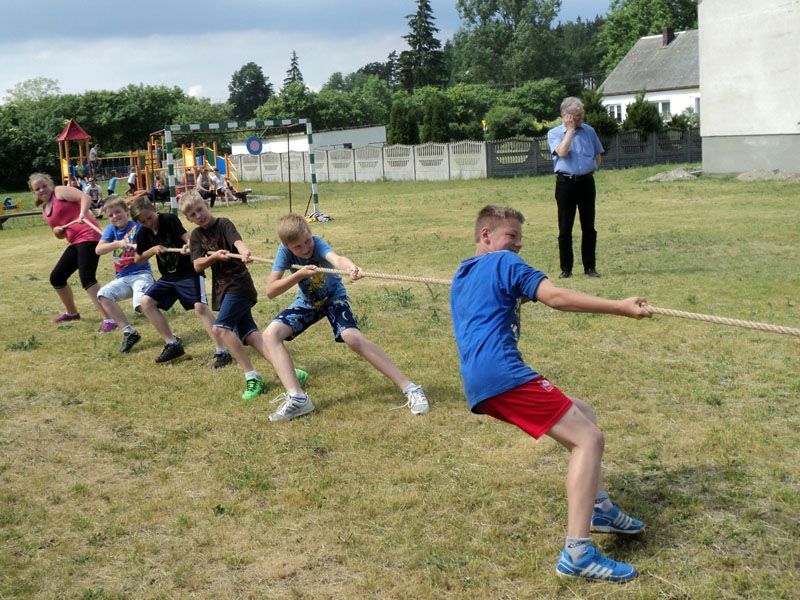 Osiem drużyn rywalizowało podczas VII Festiwalu Kurpiowskich Zabaw Dziecięcych ?Bziodowanie w Lemanie?