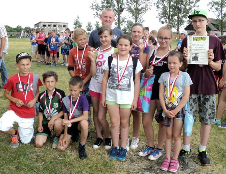 Osiem drużyn rywalizowało podczas VII Festiwalu Kurpiowskich Zabaw Dziecięcych ?Bziodowanie w Lemanie?