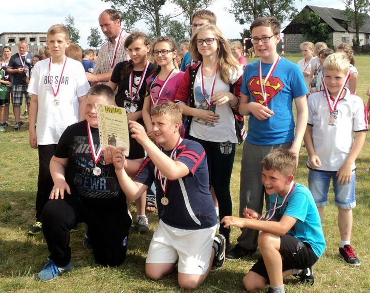 Osiem drużyn rywalizowało podczas VII Festiwalu Kurpiowskich Zabaw Dziecięcych ?Bziodowanie w Lemanie?