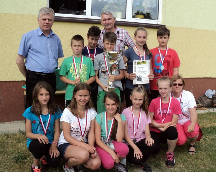 Osiem drużyn rywalizowało podczas VII Festiwalu Kurpiowskich Zabaw Dziecięcych ?Bziodowanie w Lemanie?