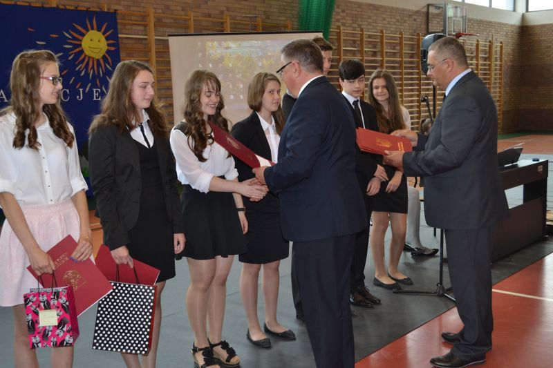 Zobacz relacje foto i video z zakończenia roku szkolnego w kolneńskich szkołach
