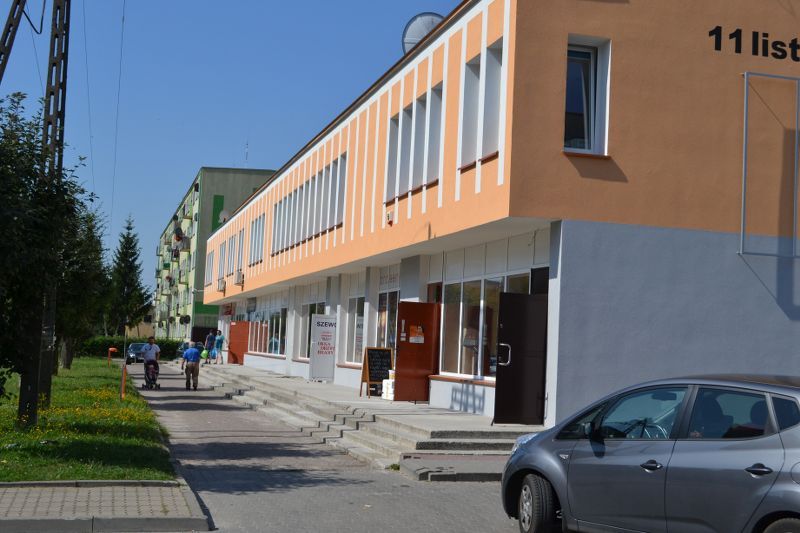 W tej chwili wygląda to tak, jakby odpicowany goguś w garniturze chodził w brudnych butach