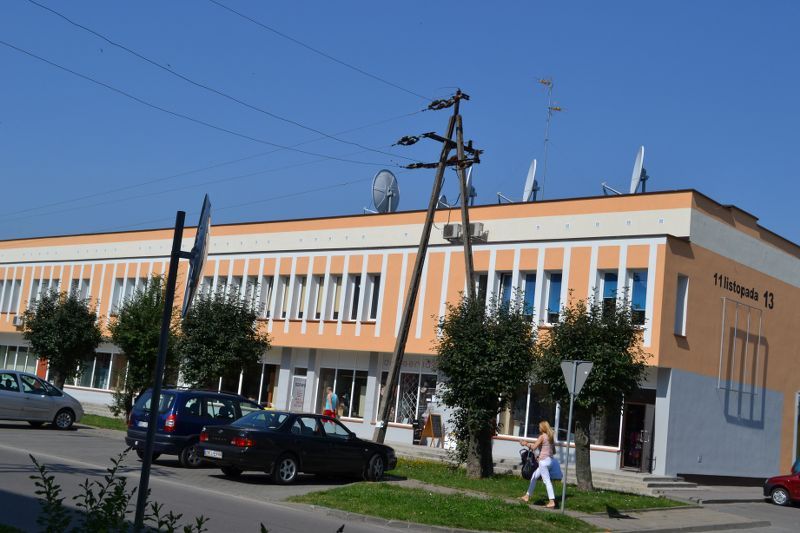 W tej chwili wygląda to tak, jakby odpicowany goguś w garniturze chodził w brudnych butach