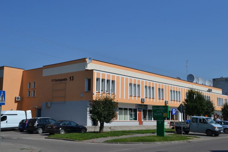 W tej chwili wygląda to tak, jakby odpicowany goguś w garniturze chodził w brudnych butach