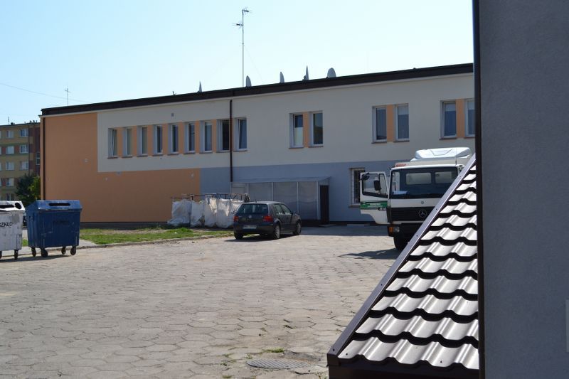 W tej chwili wygląda to tak, jakby odpicowany goguś w garniturze chodził w brudnych butach