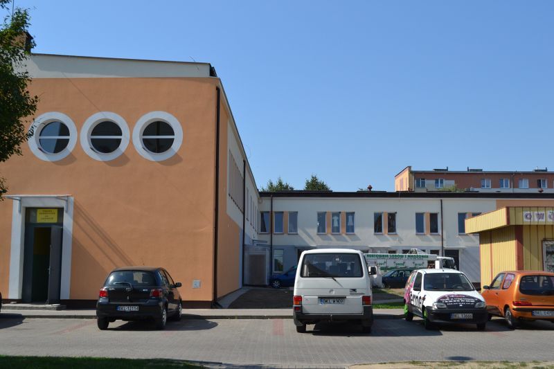 W tej chwili wygląda to tak, jakby odpicowany goguś w garniturze chodził w brudnych butach