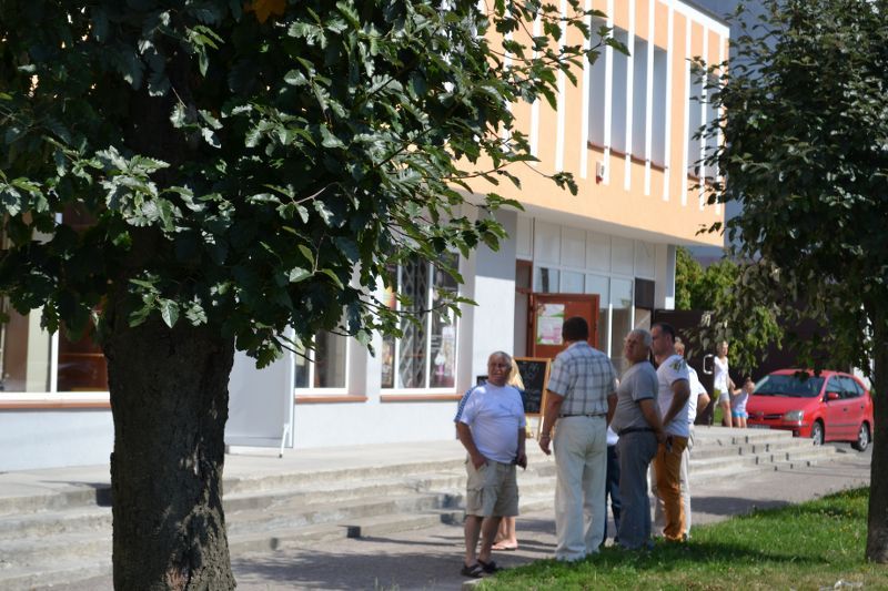 W tej chwili wygląda to tak, jakby odpicowany goguś w garniturze chodził w brudnych butach