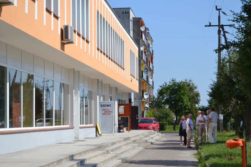 W tej chwili wygląda to tak, jakby odpicowany goguś w garniturze chodził w brudnych butach