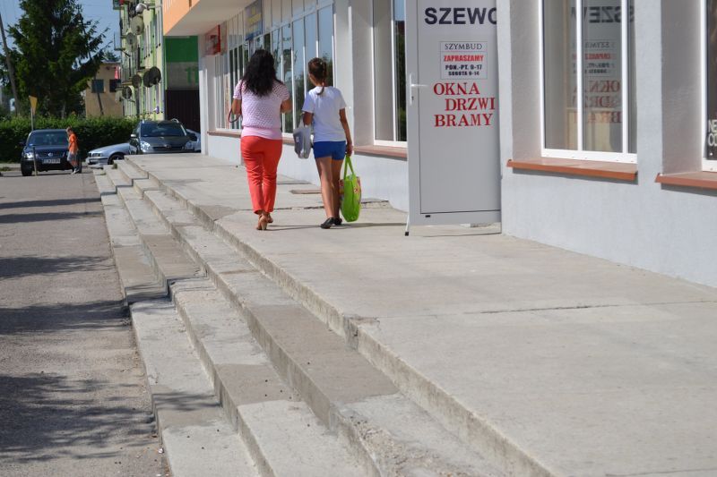 W tej chwili wygląda to tak, jakby odpicowany goguś w garniturze chodził w brudnych butach
