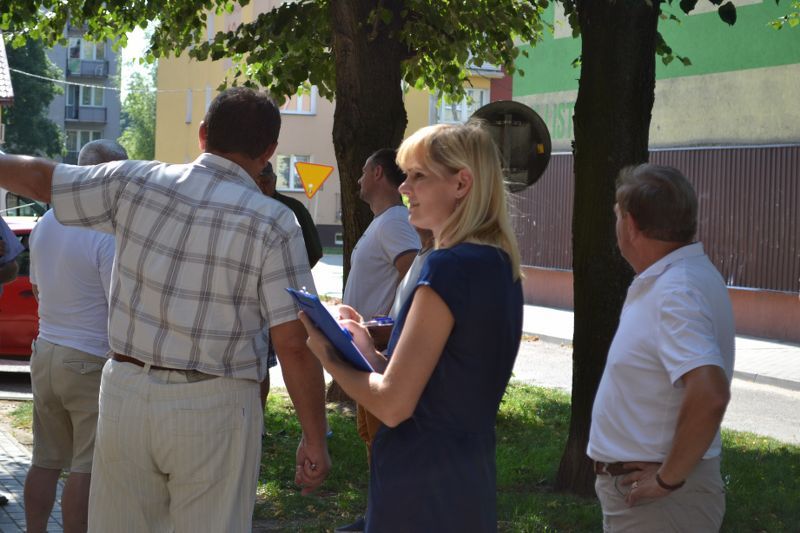 W tej chwili wygląda to tak, jakby odpicowany goguś w garniturze chodził w brudnych butach