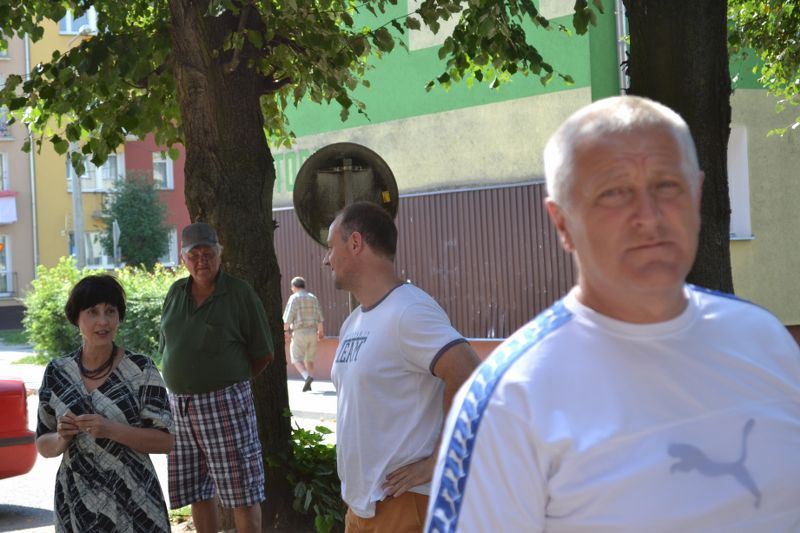 W tej chwili wygląda to tak, jakby odpicowany goguś w garniturze chodził w brudnych butach
