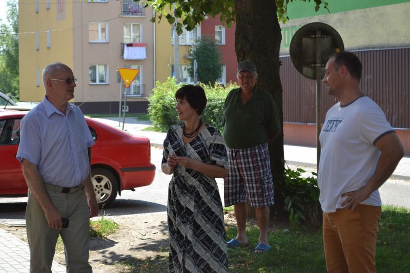 W tej chwili wygląda to tak, jakby odpicowany goguś w garniturze chodził w brudnych butach