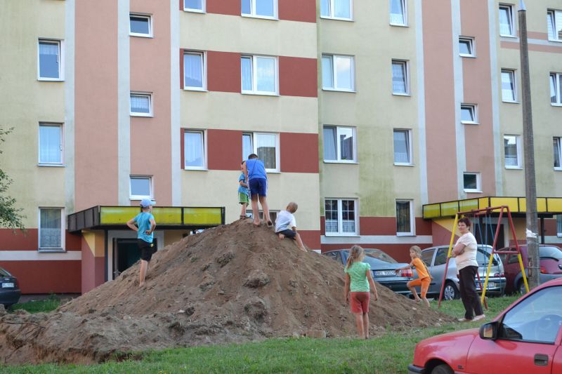 Odchodzący w zapomnienie plac zabaw jeszcze nigdy nie sprawiał tyle radości dzieciom