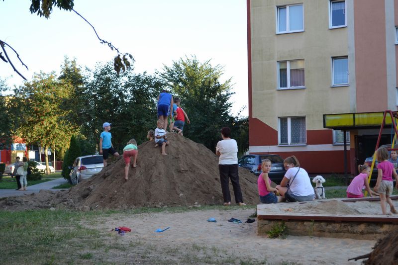 Odchodzący w zapomnienie plac zabaw jeszcze nigdy nie sprawiał tyle radości dzieciom