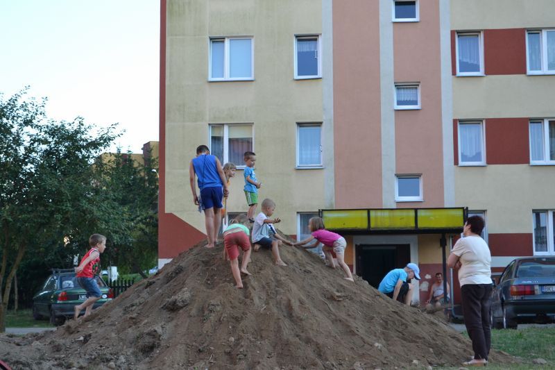 Odchodzący w zapomnienie plac zabaw jeszcze nigdy nie sprawiał tyle radości dzieciom
