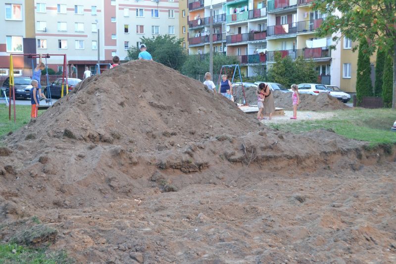 Odchodzący w zapomnienie plac zabaw jeszcze nigdy nie sprawiał tyle radości dzieciom