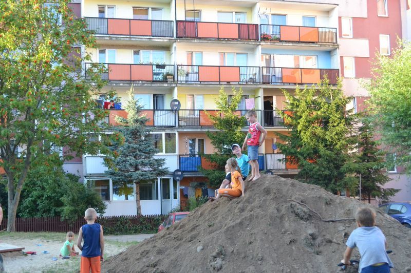 Odchodzący w zapomnienie plac zabaw jeszcze nigdy nie sprawiał tyle radości dzieciom