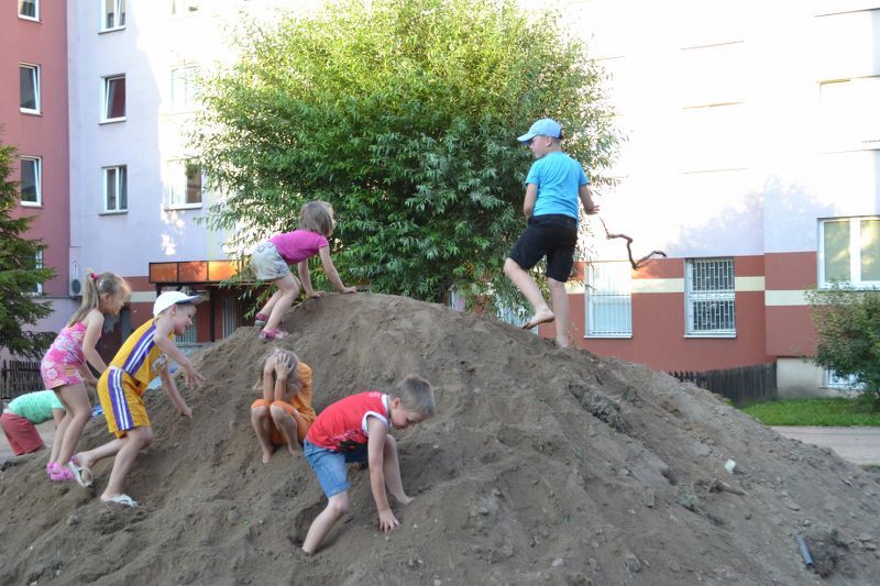 Odchodzący w zapomnienie plac zabaw jeszcze nigdy nie sprawiał tyle radości dzieciom
