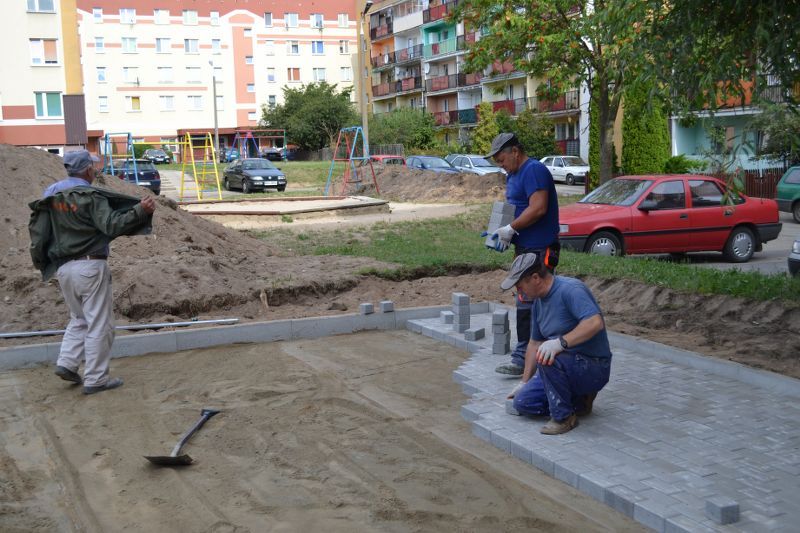 Odchodzący w zapomnienie plac zabaw jeszcze nigdy nie sprawiał tyle radości dzieciom