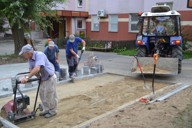 Odchodzący w zapomnienie plac zabaw jeszcze nigdy nie sprawiał tyle radości dzieciom