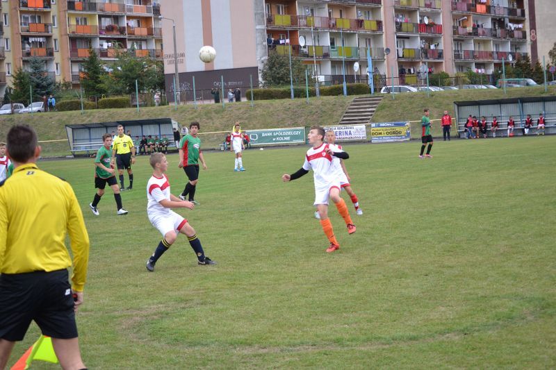 Demolka na stadionie w Kolnie. W roli głównej młodzi piłkarze Orła