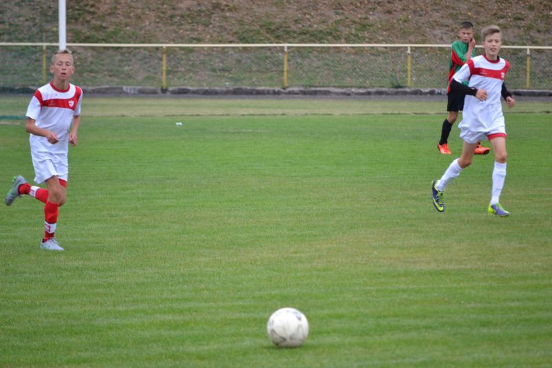 Demolka na stadionie w Kolnie. W roli głównej młodzi piłkarze Orła
