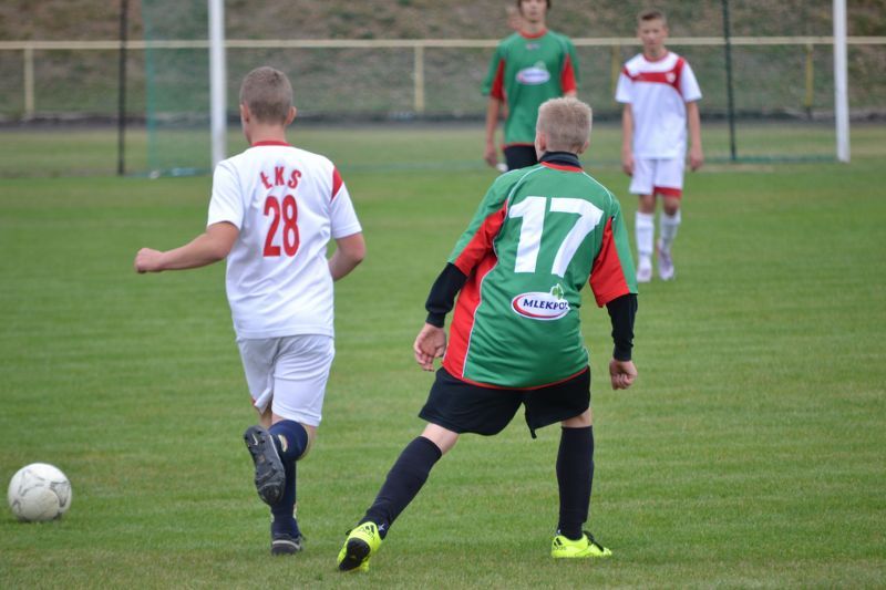Demolka na stadionie w Kolnie. W roli głównej młodzi piłkarze Orła
