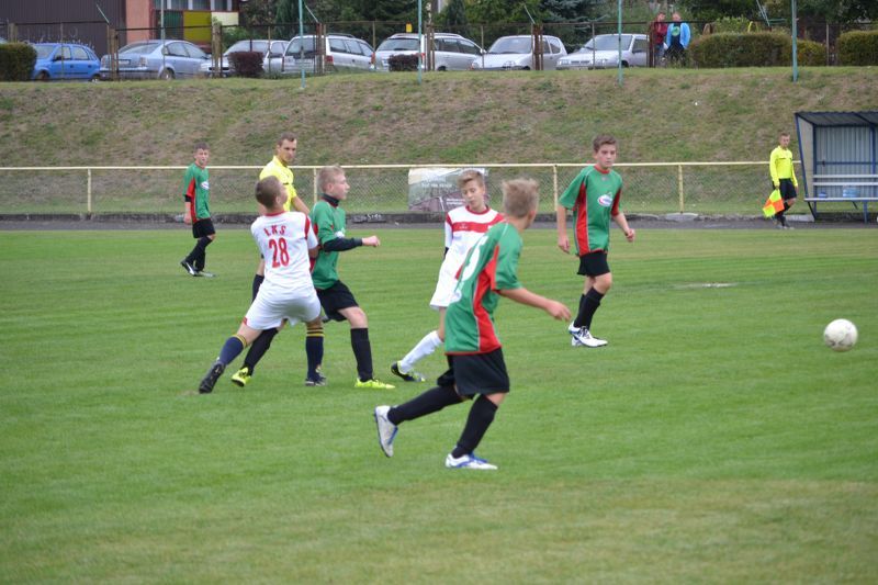 Demolka na stadionie w Kolnie. W roli głównej młodzi piłkarze Orła