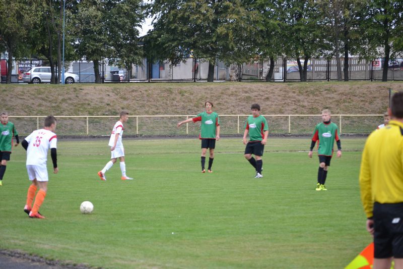 Demolka na stadionie w Kolnie. W roli głównej młodzi piłkarze Orła
