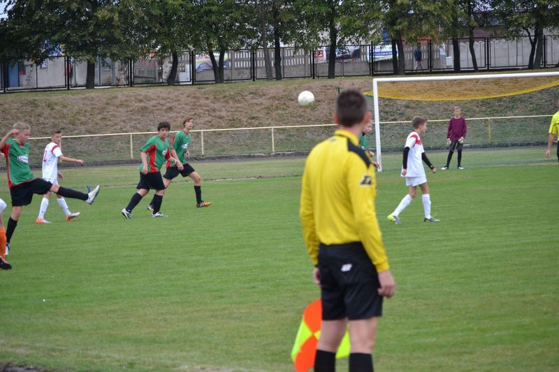 Demolka na stadionie w Kolnie. W roli głównej młodzi piłkarze Orła