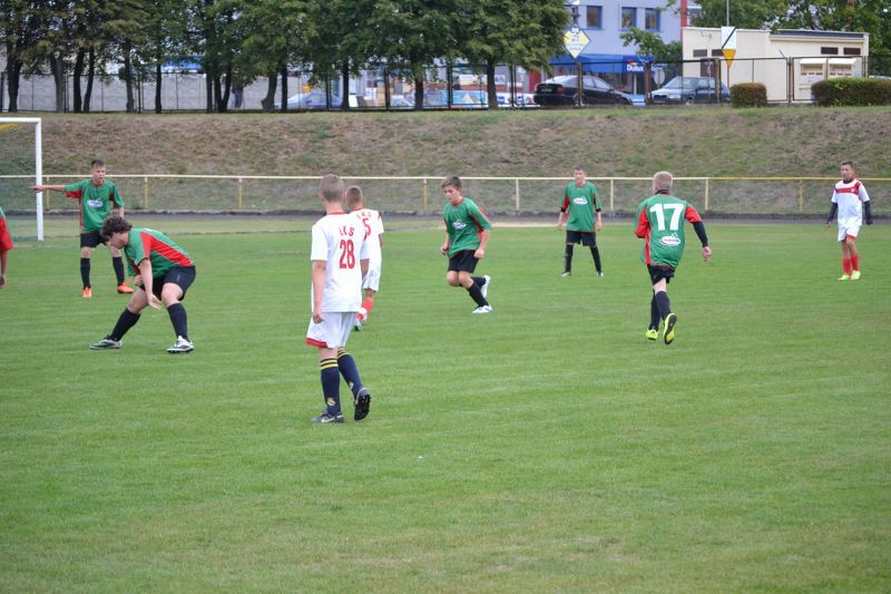Demolka na stadionie w Kolnie. W roli głównej młodzi piłkarze Orła