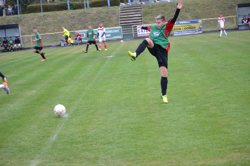 Demolka na stadionie w Kolnie. W roli głównej młodzi piłkarze Orła