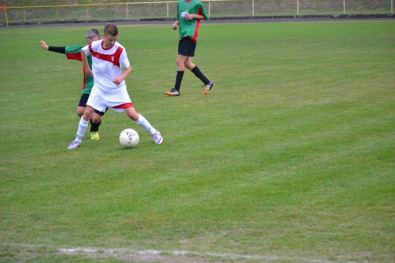 Demolka na stadionie w Kolnie. W roli głównej młodzi piłkarze Orła