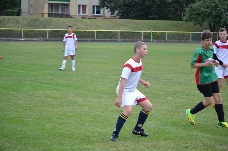 Demolka na stadionie w Kolnie. W roli głównej młodzi piłkarze Orła