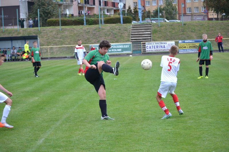 Demolka na stadionie w Kolnie. W roli głównej młodzi piłkarze Orła