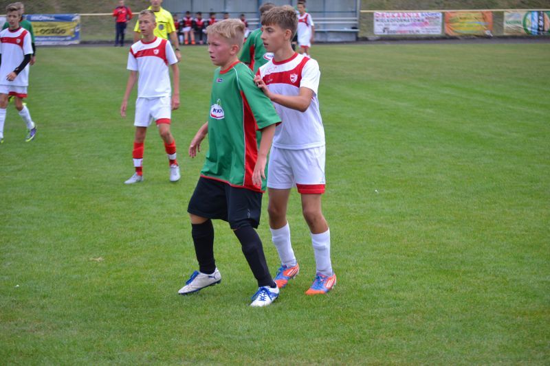 Demolka na stadionie w Kolnie. W roli głównej młodzi piłkarze Orła