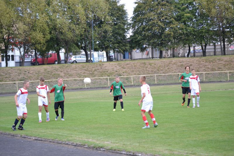 Demolka na stadionie w Kolnie. W roli głównej młodzi piłkarze Orła