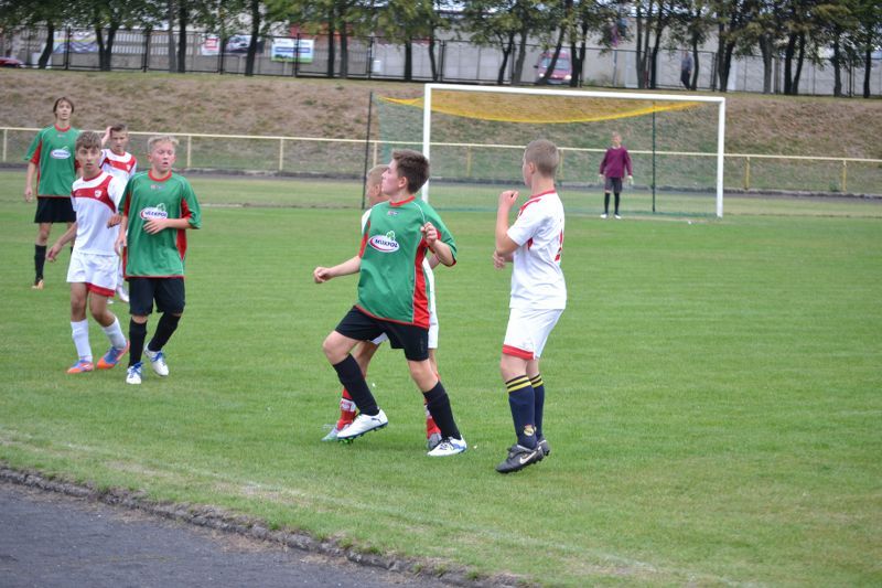 Demolka na stadionie w Kolnie. W roli głównej młodzi piłkarze Orła