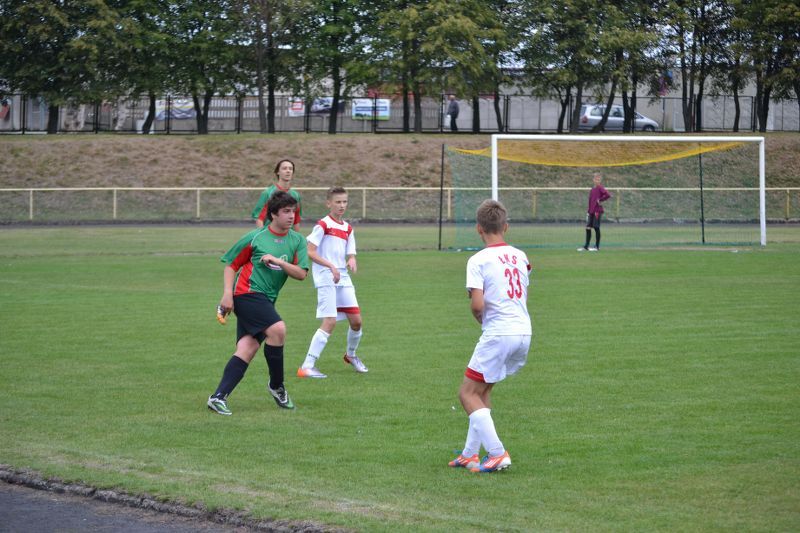 Demolka na stadionie w Kolnie. W roli głównej młodzi piłkarze Orła