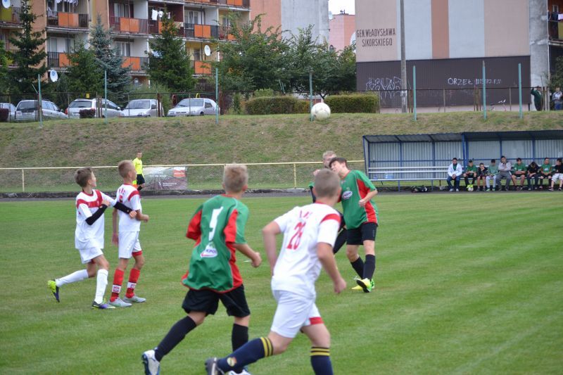 Demolka na stadionie w Kolnie. W roli głównej młodzi piłkarze Orła