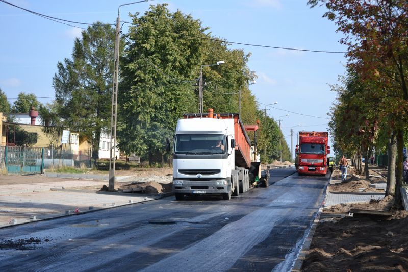 Firma z Łomży kończy remont kolneńskich ulic. Trzeba jeszcze pomalować pasy
