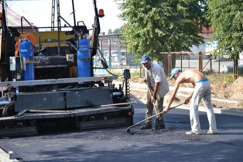 Firma z Łomży kończy remont kolneńskich ulic. Trzeba jeszcze pomalować pasy