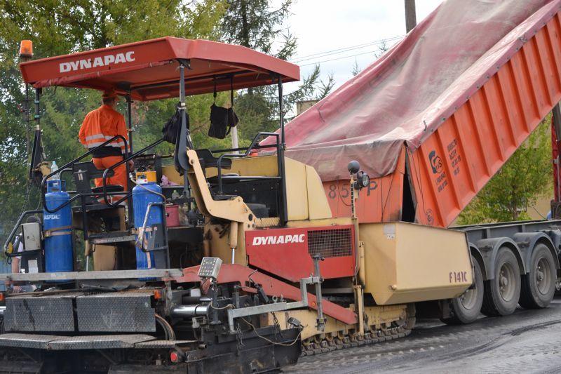 Firma z Łomży kończy remont kolneńskich ulic. Trzeba jeszcze pomalować pasy
