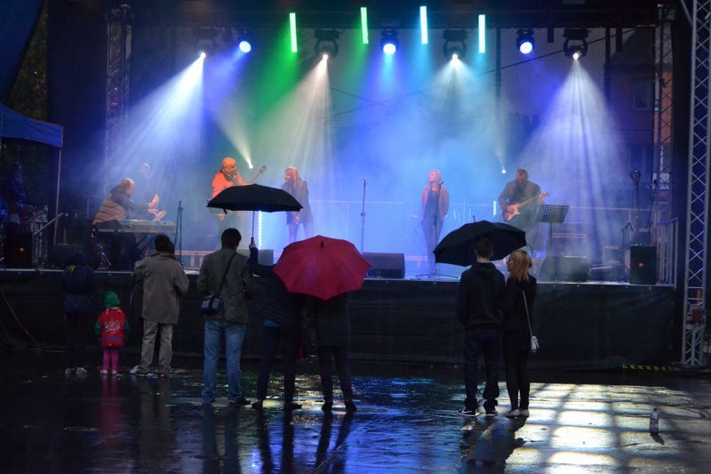 Szczytny cel, znakomity koncert i pogoda do kitu (zobacz zdjęcia)