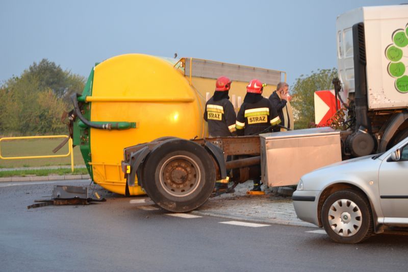 Tir zatarasował Rondo Jana z Kolna