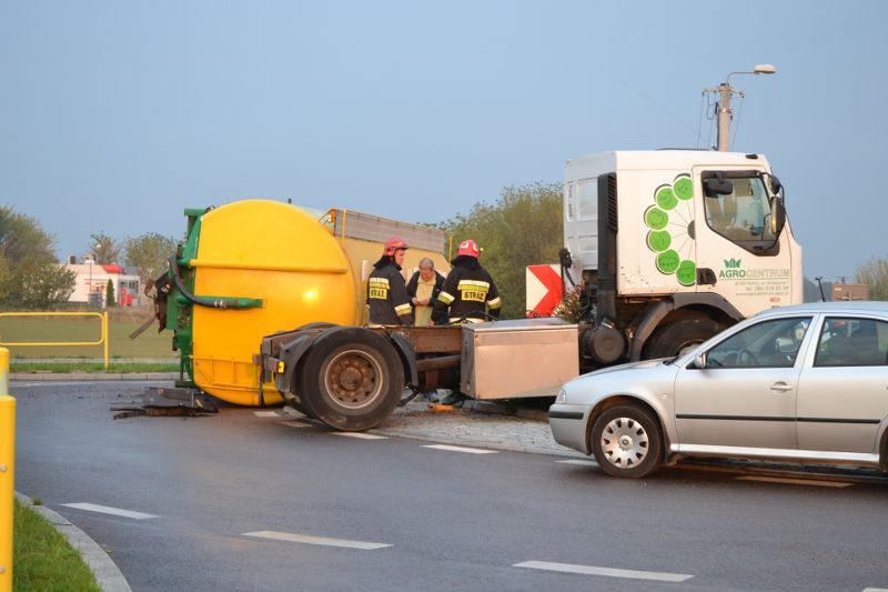 Tir zatarasował Rondo Jana z Kolna