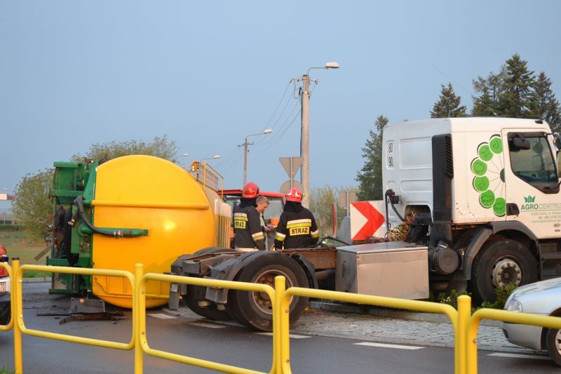 Tir zatarasował Rondo Jana z Kolna