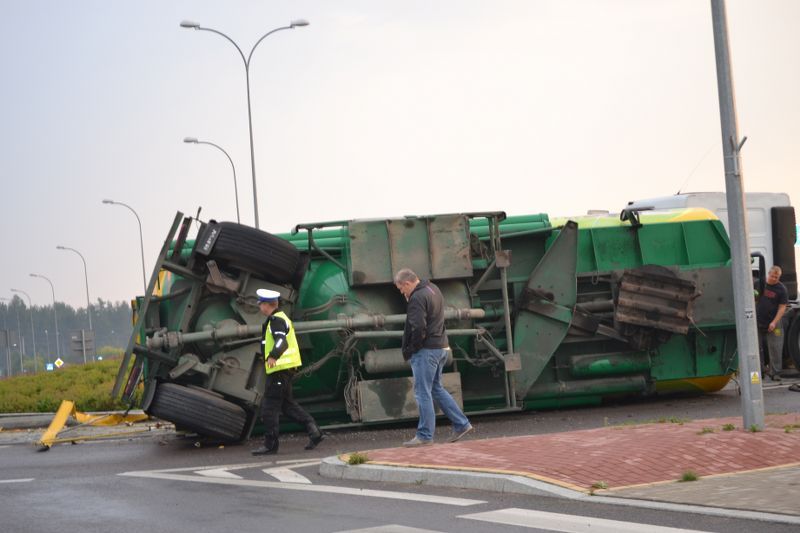 Tir zatarasował Rondo Jana z Kolna