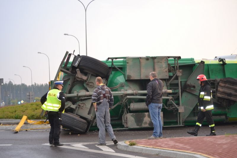 Tir zatarasował Rondo Jana z Kolna