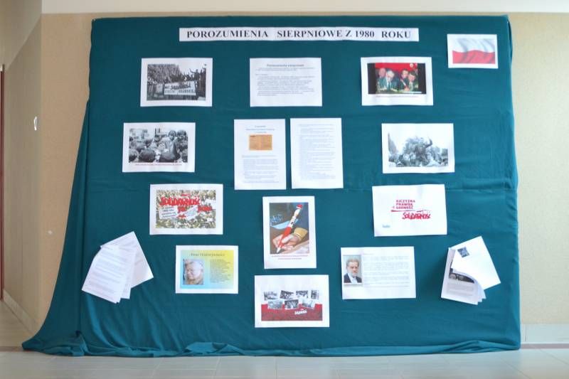 Wystawa  z okazji 35-lecia ?Solidarności? w Zespole Szkół Technicznych w Kolnie cieszy się dużym powodzeniem